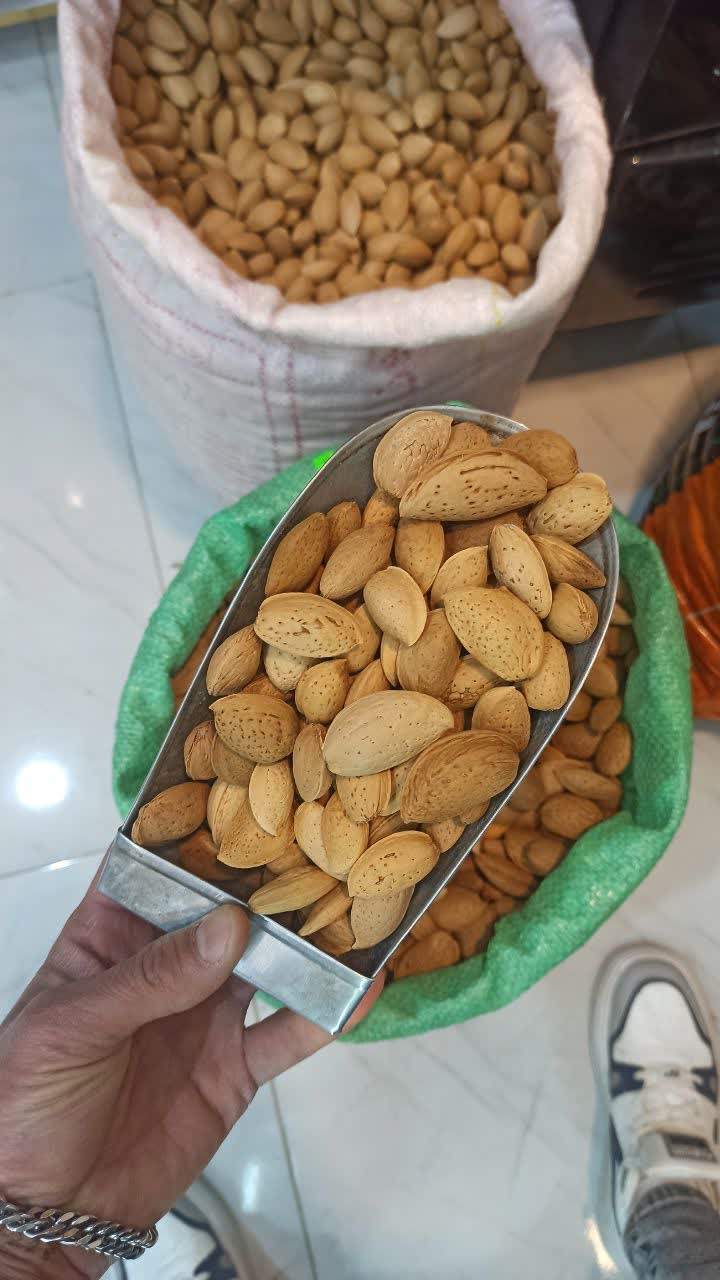 بادام درختی ممتاز (عطاری آقای صادقی) نمای ۲